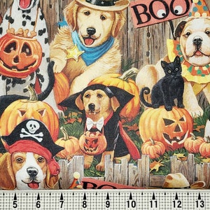 Może przedstawiać: Kolorowa tkanina z motywem Halloweenowym przedstawiająca psy w przebraniach trzymające dynie. Tkanina zawiera słowa "Trick" i "Boo" i przedstawia różne rasy psów, w tym dalmatyńczyki, golden retrievery i Jack Russell teriery.