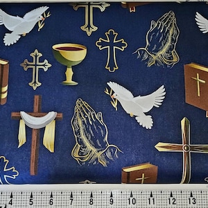 以下が含まれることがあります： 鳩、聖杯、十字架、聖書、祈る手の宗教的なシンボルが繰り返し描かれた青い布地です。