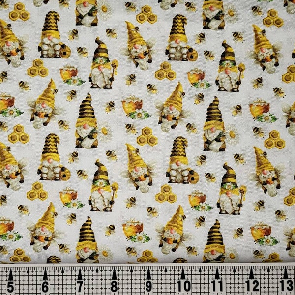 Tela RTC Fabrics con gnomos abeja sobre fondo blanco, cortada a medida//pieza