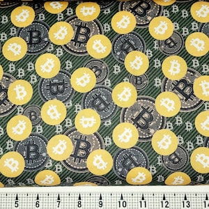 Könnte beinhalten: Grüner Stoff mit einem sich wiederholenden Muster aus gelben und weißen Bitcoin-Symbolen.
