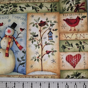Puede incluir: Una tela estampada con escenas invernales que incluyen un muñeco de nieve con sombrero negro y bufanda a rayas, cardenales rojos, ramas de acebo y un corazón. El texto dice "WINTER", "FRIENDS FOREVER" y "BLESSINGS". Una regla muestra 35 cm.