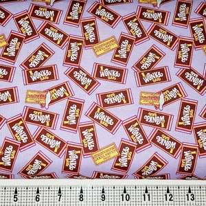 Puede incluir: Tela morada con un patrón repetido de envoltorios de barras de chocolate marrones con el texto "Wonka Bars" en amarillo.