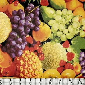 Może przedstawiać: Żywy nadruk na tkaninie z kolorowym asortymentem owoców. Projekt obejmuje winogrona, truskawki, kantalupy, ananasy i inne, na czarnym tle. Obraz jest mierzony za pomocą linijki calowej.