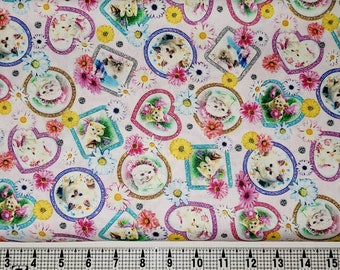 以下が含まれることがあります： ピンクの生地に、カラフルなフレームと花の中に白い子猫が繰り返し描かれたパターン。フレームはハート、円、正方形の形をしている。