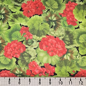 Puede incluir: Un fondo negro con un patrón repetido de geranios rojos y hojas verdes.