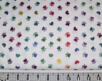 Stampe di zampe tie-dye su tessuto bianco tagliato su misura //Pezzo
