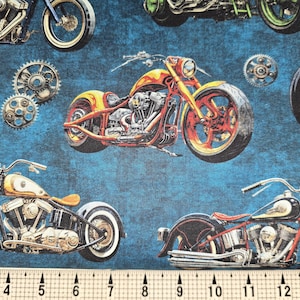 Op de afbeelding: Een blauwe achtergrond met een herhalend patroon van vintage motorfietsen. De motorfietsen zijn in verschillende kleuren, waaronder rood, geel, zwart en groen. De motorfietsen hebben chroomaccenten en zijn gedetailleerd met tandwielen en andere mechanische elementen.