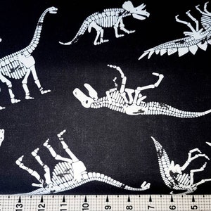 Timeless Treasures Glow in the Dark Dinosaurs CG8334 Tessuto tagliato su misura//Pezzo