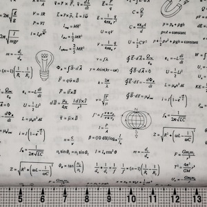 Może przedstawiać: Białe tło z czarnymi rysunkami tuszem naukowych formuł, równań i diagramów. Rysunki obejmują żarówkę, magnes, koła zębate, globus i atom. Tło to biała kartka papieru z linijką na dole.