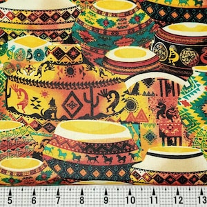 Pode incluir: Um tecido colorido com um padrão repetitivo de cerâmica de inspiração indígena americana. A cerâmica é decorada com desenhos geométricos em tons de vermelho, amarelo, verde e preto.