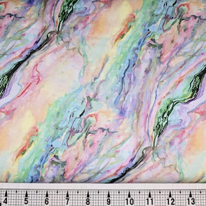 Pode incluir: Tecido de aquarela abstrato com um padrão de redemoinho de rosa, azul, verde e amarelo. O tecido tem um fundo branco e uma linha preta que atravessa o centro.