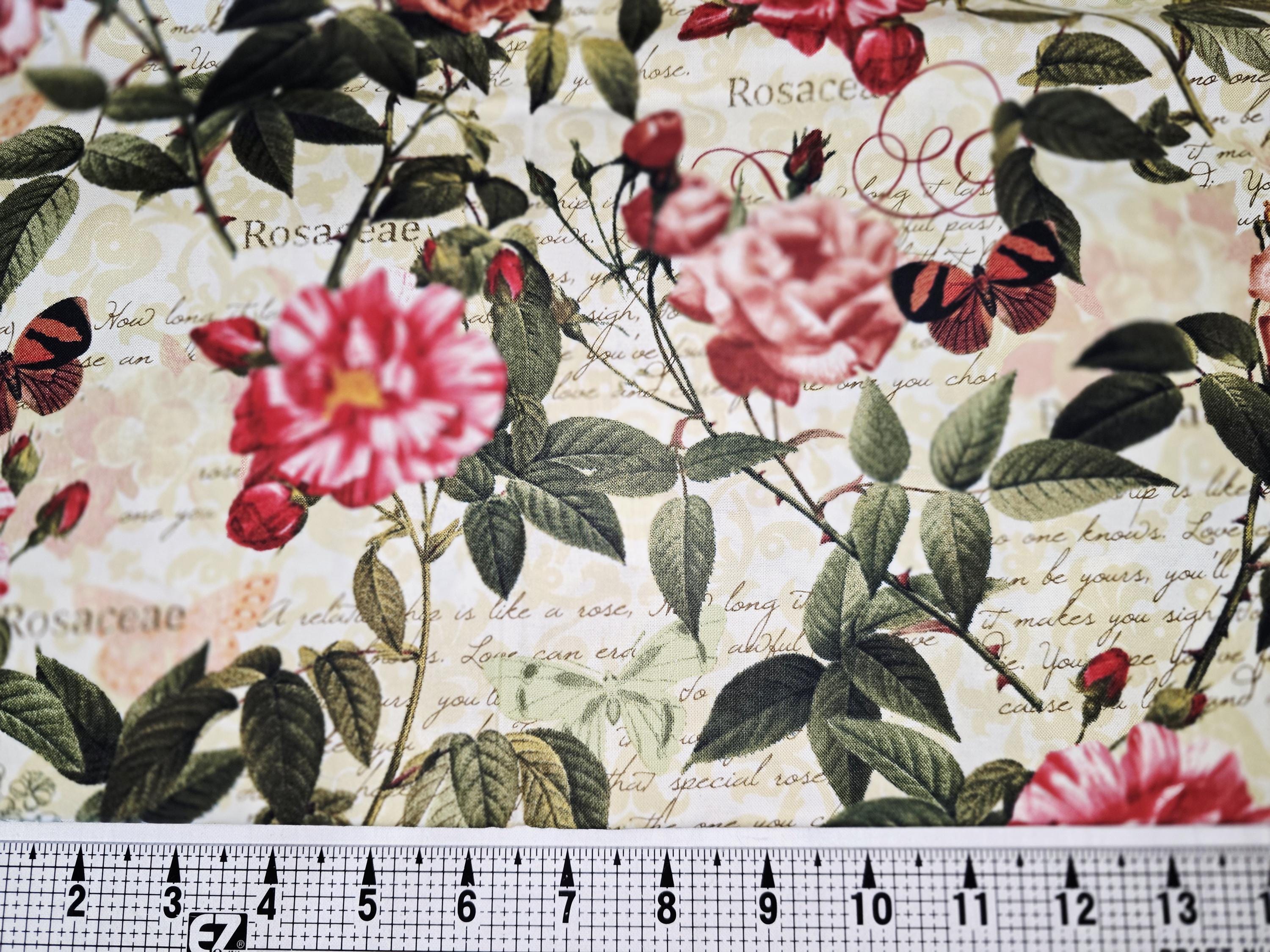 David Textiles ピンクのバラとクリーム色の蝶の生地（1ヤードあたり 