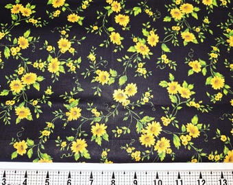 Peut inclure: Tissu noir avec un motif répété de tournesols jaunes et de feuilles vertes. Les tournesols sont à différents stades de floraison, avec des pétales détaillés. Mesure en centimètres.