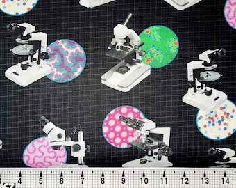 Op de afbeelding: Een zwarte stof met een herhalend patroon van microscopen en kleurrijke cirkels. De microscopen zijn wit met zwarte details en de cirkels hebben verschillende patronen, waaronder stippen, spiralen en geometrische vormen.