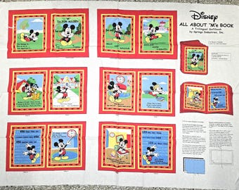 Peut inclure: Un panneau de tissu blanc présentant un motif de livre souple trilingue Disney All About M'e Book. L'impression comprend plusieurs illustrations colorées de Mickey Mouse avec des bordures rouges et jaunes, du texte explicatif et des mises en page pour découper et coudre un livre pour enfants.