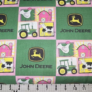Może przedstawiać: Zielony materiał z powtarzającym się wzorem logo John Deere, zwierząt gospodarskich i traktorów. Wzór zawiera czerwony stodołę, krowę, kurę i jelenia. Materiał jest różowy i zielony.