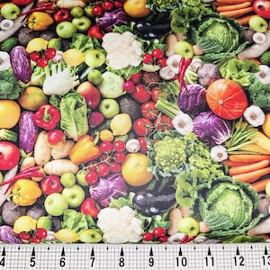 Może przedstawiać: Żywy nadruk na tkaninie z kolorowym asortymentem świeżych warzyw. Projekt obejmuje marchewki, pomidory, jabłka, kapustę, paprykę i inne. Wzór to gęste rozmieszczenie produktów, tworzące żywy i zdrowy motyw.