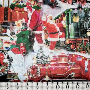 Può includere: Un tessuto natalizio festoso con un treno rosso, verde e bianco con figure di Babbo Natale e uno sfondo innevato. Il treno è decorato con luci e ghirlande. Il tessuto ha il testo "Santa's Express" sul lato del treno.