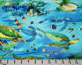 Puede incluir: Una tela colorida con un patrón repetido de tortugas marinas, arrecifes de coral y peces tropicales. La tela presenta un fondo azul con acentos verdes, amarillos y naranjas.