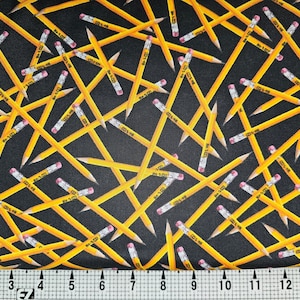 Może przedstawiać: Czarny materiał z powtarzającym się wzorem żółtych ołówków. Ołówki są tej samej wielkości i mają różową gumkę. Ołówki są ułożone w losowy wzór, niektóre ołówki krzyżują się.