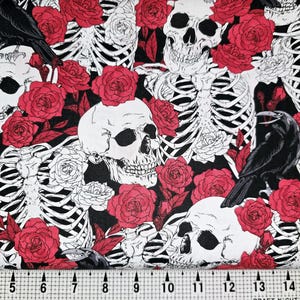 Fabric Traditions Skulls and rote Rosen Stoff Meterware