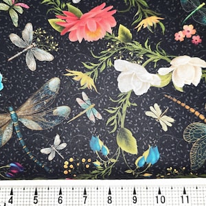 Quilting Treasures Dragonfly and Floral Toss on Black 2600-30632-J Tela cortada a medida // Pieza