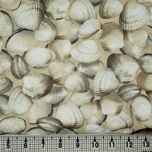 Pode incluir: Um tecido bege com um padrão repetido de conchas brancas.