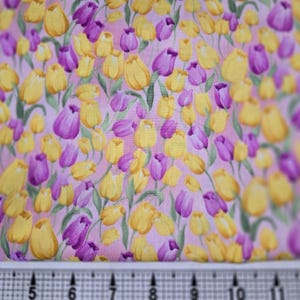 Tulipani rosa e gialli su tessuto rosa tagliato su misura ///Pezzo