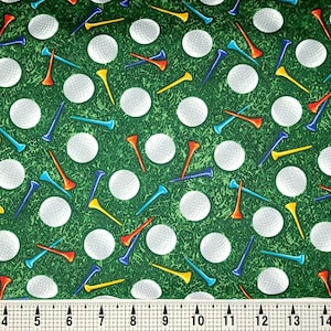 Puede incluir: Una tela verde con un patrón repetido de bolas de golf blancas y tees de golf de colores. La tela tiene una superficie texturizada.