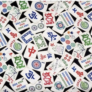 Op de afbeelding: Een wit en zwart gestreept stof met een herhalend ontwerp van mahjong-tegels. De tegels bevatten verschillende Chinese karakters, cijfers en symbolen. De stof is perfect voor knutselprojecten, quilten of huisdecoratie.
