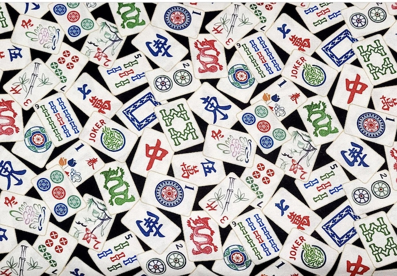 Op de afbeelding: Een wit en zwart gestreept stof met een herhalend ontwerp van mahjong-tegels. De tegels bevatten verschillende Chinese karakters, cijfers en symbolen. De stof is perfect voor knutselprojecten, quilten of huisdecoratie.