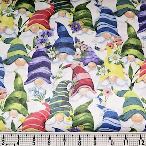 Pode incluir: Tecido branco com um padrão repetido de gnomos coloridos usando chapéus de diferentes cores. Os gnomos são cercados por flores e vegetação.