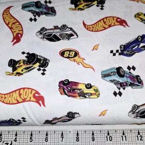 Riley Blake Made to Race Hot Wheels FLANNEL na białym F15319R Tkanina cięta na wymiar//Sztuk