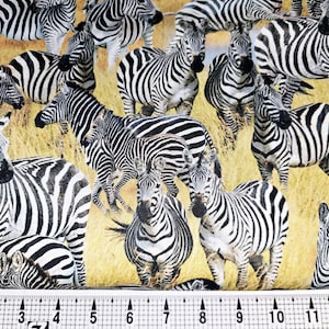 Może przedstawiać: Zbliżenie na tkaninę z powtarzającym się wzorem czarno-białych zebr. Zebry są w różnych pozach i pozycjach, tworząc dynamiczny i żywy wzór.