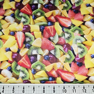 Peut inclure: Impression de tissu vibrante avec un assortiment coloré de fruits tranchés. Le motif comprend des fraises, des kiwis, des mangues, des myrtilles et des raisins. Les fruits sont disposés en motif répétitif, créant un design visuellement attrayant.