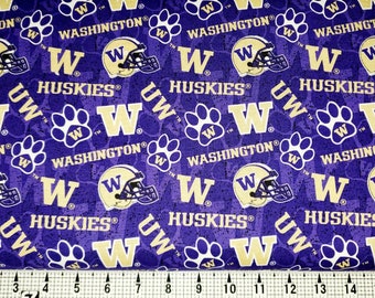 Op de afbeelding: Paarse stof met een herhalend patroon van gouden "W"s, pootafdrukken en de woorden "Washington Huskies".