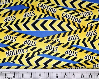 Peut inclure: Ruban de signalisation jaune et noir avec les mots "CAUTION" et "STOP" imprimés dessus. Le ruban est croisé et a un fond bleu.
