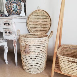Woven laundry basket with lid and tassel - wicker laundry hamper