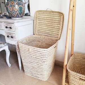 Wicker laundry basket with lid - woven laundry hamper