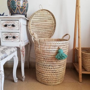 Wicker laundry basket with lid and handles and woolen pom pom - laundry hamper