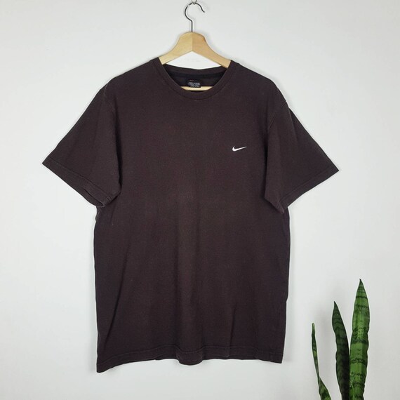 nike t shirt with small logo