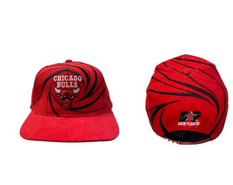 Gorra vintage de los 90 de los Chicago Bulls de Drew Pearson con cierre ajustable / Diseño en espiral rojo y negro / Era Jordan de la NBA / Talla única