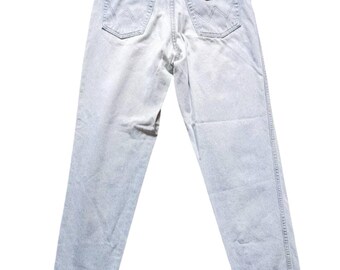 Calça jeans vintage Wrangler USA, azul claro, lavagem especial, cintura alta, estilo "mom jeans".
