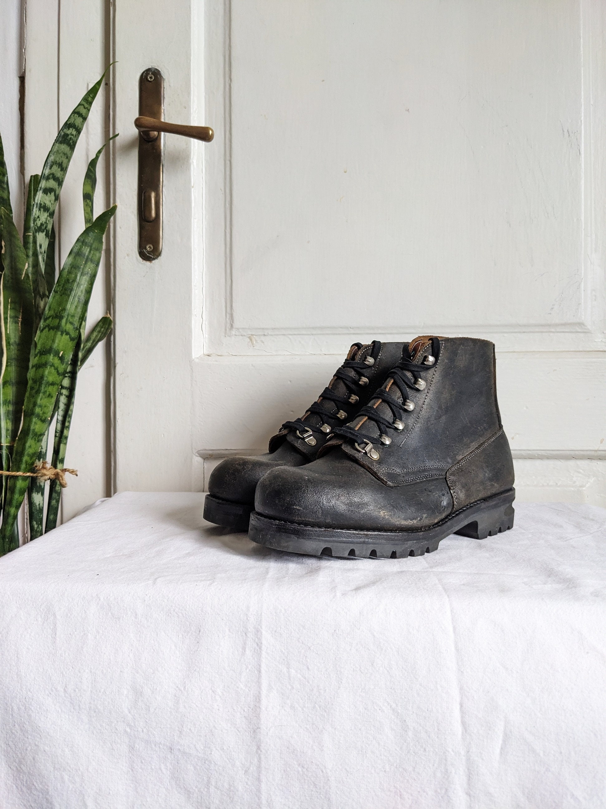Vintage 80s Military Leather Boots Veltheim Mountaineering Swiss | Size 8 (26cm) Minerva Vintage 80s Swiss Army Mountain Combat Boots Mens Sz  main image 3