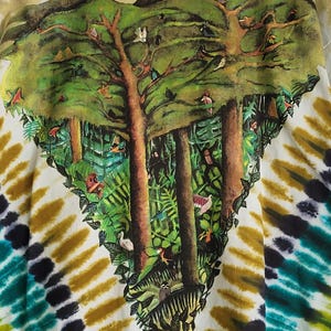 Puede incluir: Una camiseta te&ntilde;ida con un dise&ntilde;o de la naturaleza. El dise&ntilde;o presenta una escena de bosque con &aacute;rboles, p&aacute;jaros y vegetaci&oacute;n exuberante. El patr&oacute;n tie-dye de la camisa incluye tonos de verde, amarillo y azul.