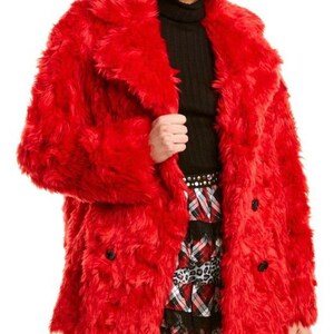 Puede incluir: Una chaqueta de piel sint&eacute;tica roja con cierre de doble botonadura y cuello. La chaqueta tiene una textura suave y esponjosa.