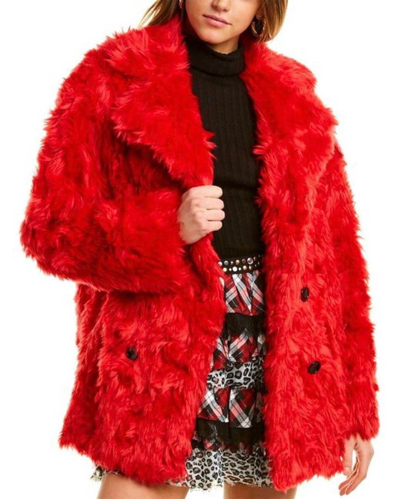 Puede incluir: Una chaqueta de piel sint&eacute;tica roja con cierre de doble botonadura y cuello. La chaqueta tiene una textura suave y esponjosa.
