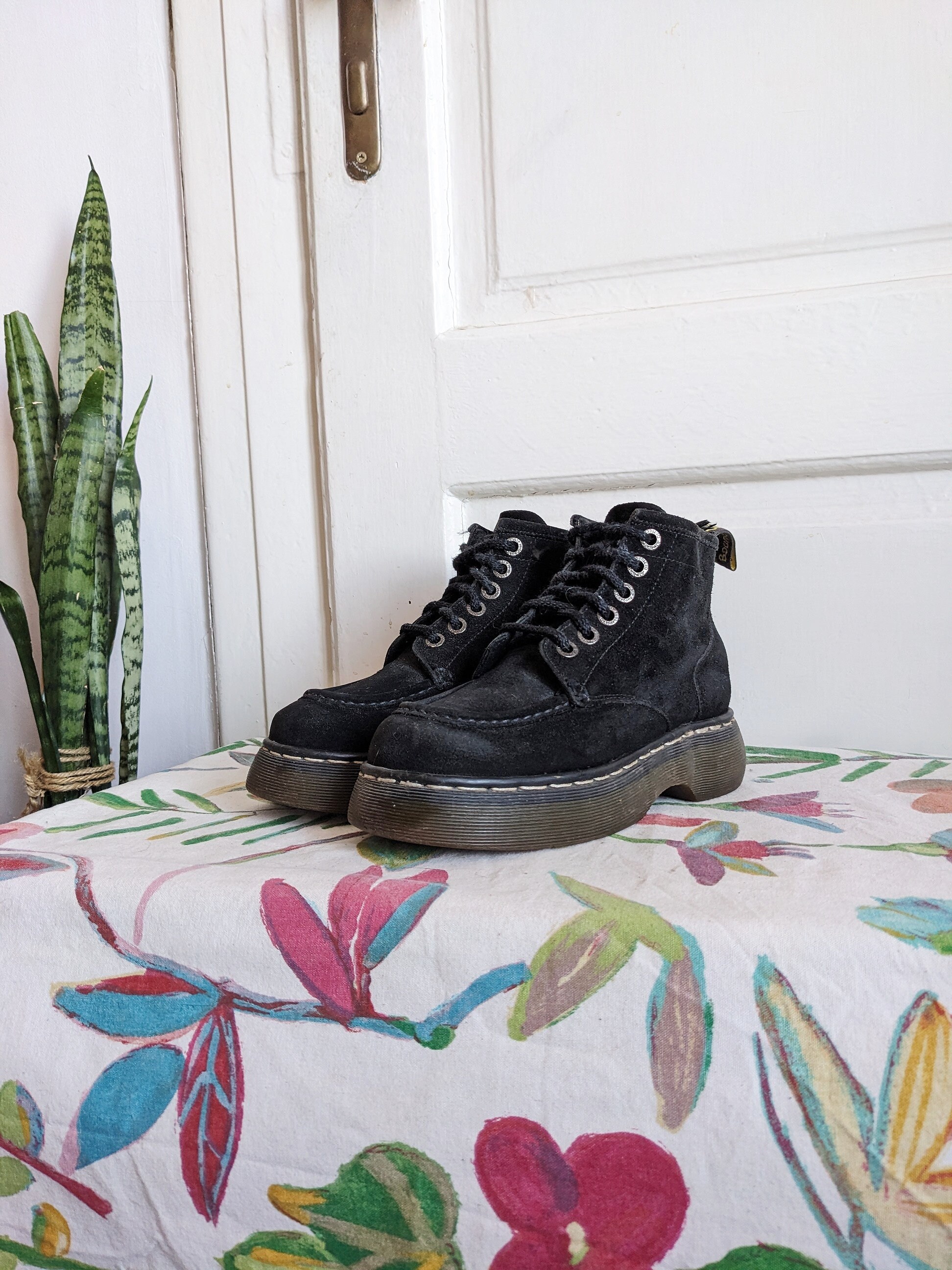 Vintage Dr. Martens 8556 Black Suede Chunky Boots 6 Eye England 