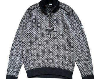 Suéter de lana Dale of Norway "Geilo" – Hecho en Noruega – Jersey gris con media cremallera y estampado nórdico de copos de nieve (talla L)