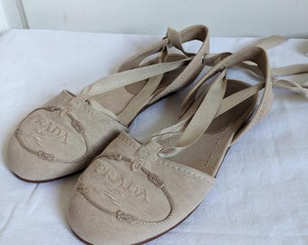 Sandálias Prada Canapa em lona, modelo espadrille, com sola plataforma e detalhes em couro bege, autênticas.